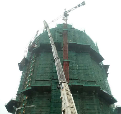 鹤壁吊车在工地上作业